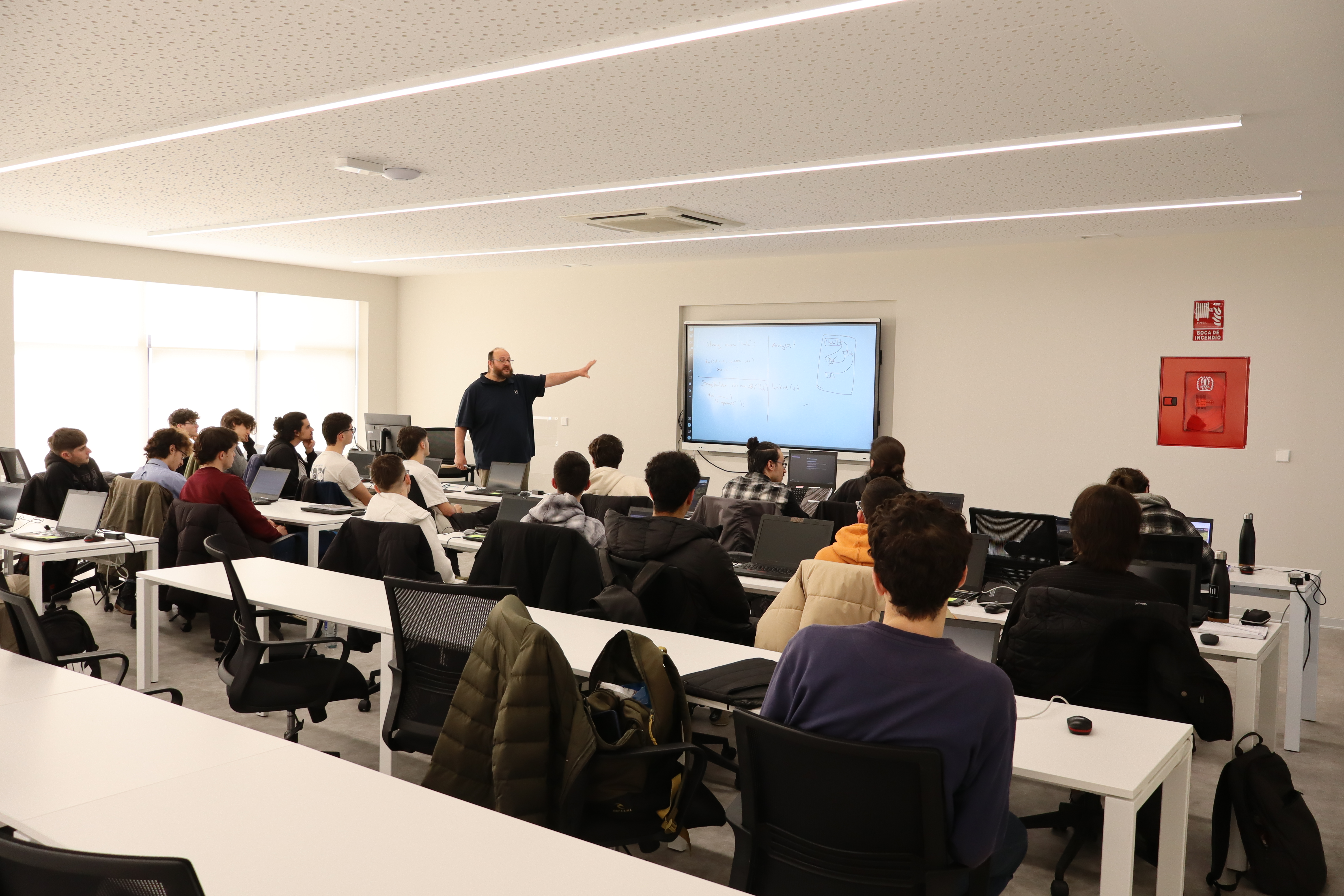 Sesión de formación con un grupo atendiendo a un instructor