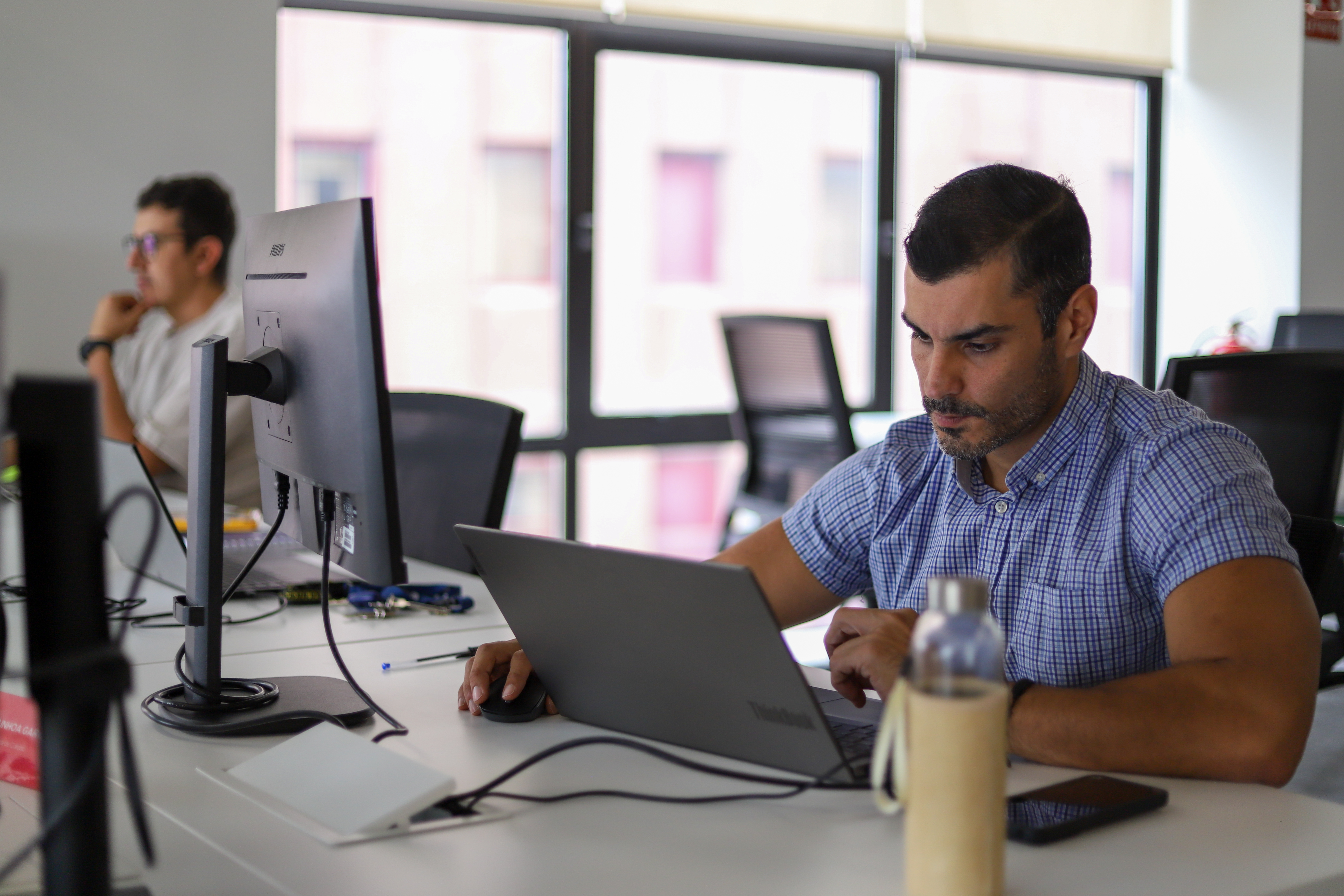 Profesional trabajando con un ordenador en una oficina moderna