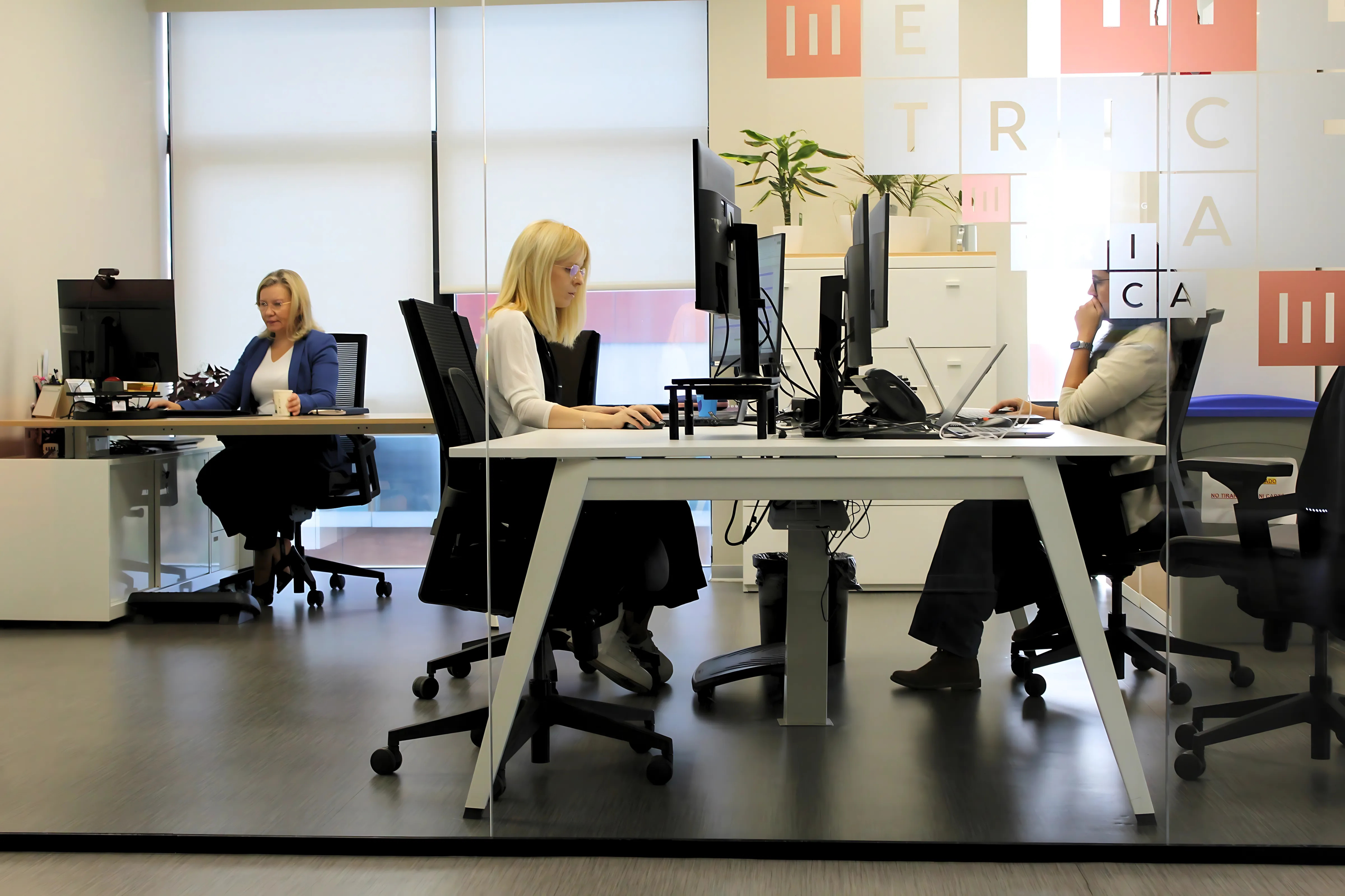 Equipo administrativo trabajando en un espacio de oficina abierto